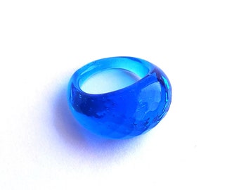 Anillo de vidrio grueso de color azul