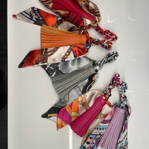 QUASTE mit Tuch - Anhänger Tasche Schmuck Mode Must have Reisetasche Geschenk Überraschung Taschenschmuck Geschenk für sie Mitbringsel Gift