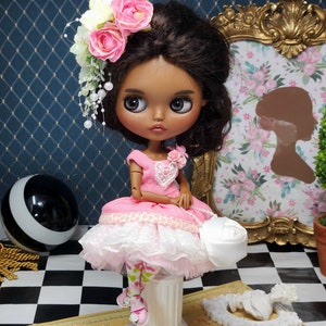 Fahion Royalty Doll et 2 tenues OOAK