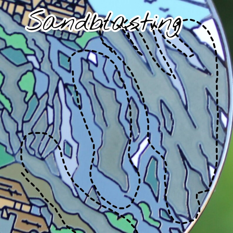 Peut inclure: Gros plan sur une surface &agrave; motifs bleus et verts avec une ligne pointill&eacute;e noire d&eacute;limitant une section du motif. Le texte "Sandblasting" est &eacute;crit en cursive noire en haut de l'image.