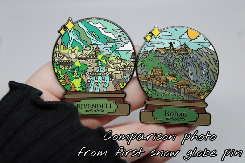Peut inclure: Photo de comparaison de deux globes &agrave; neige en &eacute;mail. Le premier globe &agrave; neige pr&eacute;sente un paysage vert et brun avec une cascade et le texte "Rivendell". Le deuxi&egrave;me globe &agrave; neige pr&eacute;sente un paysage montagneux vert et brun avec le texte "Rohan".