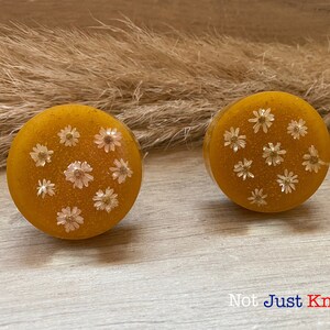 Drawer knobs pair, daisy design, honey colour for scandi, boho and nature loving rooms