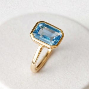 vintage bague aigue-marine taille émeraude, bague de fiançailles aigue-marine, bague solitaire aigue-marine, bague unique sertie clos, bague de naissance de mars.
