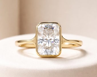 Anello di fidanzamento solitario con moissanite taglio radiante incastonata a castone, anello solitario radiante incolore, anello nuziale da indossare tutti i giorni, regalo di anniversario