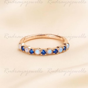 Anillo de boda de oro rosa de 14 quilates con ópalo de fuego y topacio azul, media alianza, delicado anillo apilable de ópalo, anillo vintage apilable, regalo de aniversario para mujer