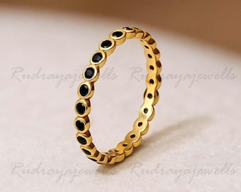 Aliança de casamento fina em ônix preto, estilo eternidade, em prata e ouro rosa, para usar em conjunto com outros anéis. Aliança simples com pavé e pedra preta. Ideal para presentear.