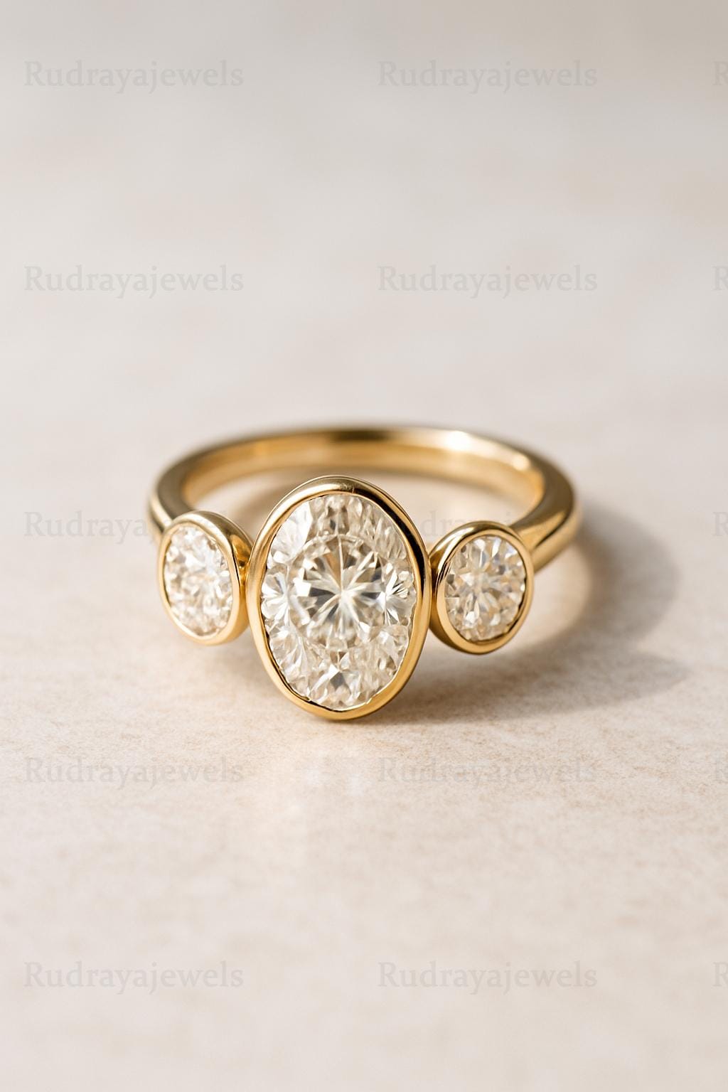 2.00ct E-VVS2 オーバルカットの3石ラボグロウンダイヤモンド指輪 2.00 