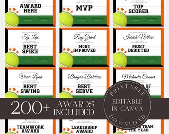 Op de afbeelding: Printbare tennis-awardcertificaten in groen en oranje met een tennisbalafbeelding. De tekst op de certificaten omvat "Award Here", "MVP", "Top Scorer", "Best Spike", "Most Improved", "Most Dedicated", "Best Swing", "Best Serve", "Teamwork Award", "Leadership Award" en "Team of the Year".