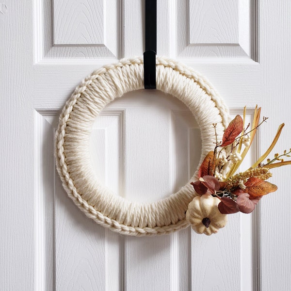 Chunky Crochet Wreath with Cream Pumpkin, Chunky Knit Wreath with Fall Leaves, Chunky Yarn Wreath with Fall Foliage, Crochet Fall Wreath