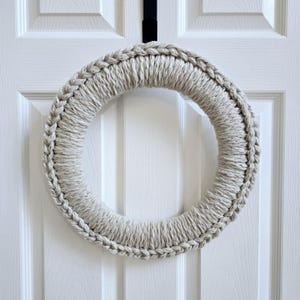 Almond Cream Chunky Crochet Wreath, Almond Chunky Knit Wreath, Chunky Yarn Wreath, Minimalist Wreath Décor, Minimalist Crochet Door Décor