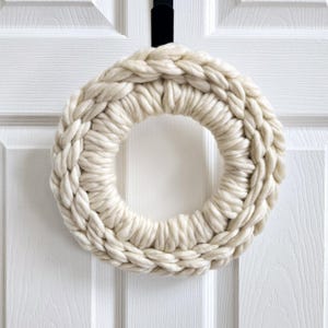 Cream Chunky Crochet Wreath, Chunky Knit Wreath, Chunky Yarn Wreath, Cozy Home Décor, Crochet Door Hanger, Crochet Door Wreath, Cream Wreath
