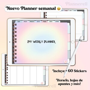 Puede incluir: Un planificador semanal digital en la pantalla de una tableta con un fondo degradado arcoíris pastel. El planificador tiene una encuadernación en espiral y el texto "MY WEEKLY PLANNER" está escrito en cursiva negra. La tableta está sobre una superficie rosa con un lápiz blanco a su lado. El texto "Incluye + 60 Stickers" y "Horario, hojas de apuntes y más!" está escrito en negro sobre fondo blanco.