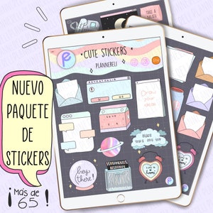 Puede incluir: Una tableta digital que muestra una colección de pegatinas lindas con una variedad de diseños, que incluyen una burbuja de diálogo, una caja de leche, un planeta, un reloj y una bola mágica. El texto "Cute Stickers" y "Plannerelli" es visible en la pantalla. El texto "Nuevo Paquete de Stickers" está escrito en una burbuja de diálogo en la esquina inferior izquierda de la imagen. El texto "Más de 65" está escrito en una burbuja de diálogo en la esquina inferior derecha de la imagen.