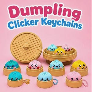 Könnte beinhalten: Eine Sammlung von Dumpling Clicker Schlüsselanhängern mit kleinen, bunten, lächelnden Knödel-Figuren in einzelnen beigen Dampfgarerkörbchen. Der Text 'Dumpling Clicker Keychains' steht in großen, fetten, rosa und blauen Buchstaben darüber.