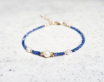 Birmanischer blauer Saphir und Süßwasserperlen Armband, Gold Filled Verschluss, Sterling Silber, zierlicher Schmuck, Stapelarmband, Geschenk für sie