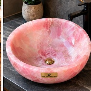 Pode incluir: Uma cuba de apoio redonda feita de pedra de quartzo rosa transl&uacute;cido com acabamento polido. A bacia apresenta um ralo dourado e uma pequena placa retangular dourada na frente com o texto Royal Handicraft Expo.