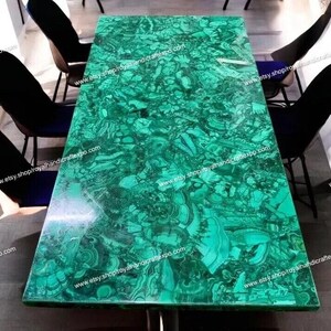 Malachiet salontafel: witmarmeren overlay, groene steen inlegwerk