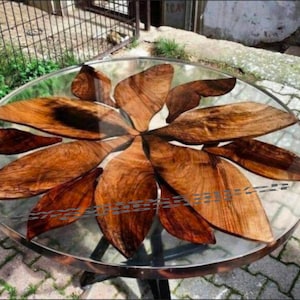 Tablero de mesa de resina epoxi con borde natural hecho a mano: diseño de hojas de madera redondas