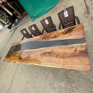 Handgemaakte eettafel van acacia-epoxyhars: Grey River-tafel