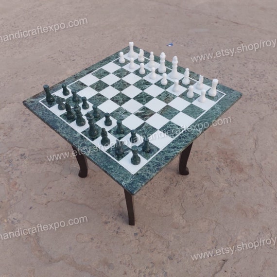 大理石のチェス盤と大理石のチェスの駒 クリスマスプレゼント