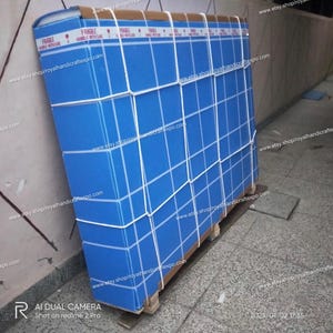 Pode incluir: Uma caixa grande azul com um padr&atilde;o de grade branca &eacute; fixada com tiras brancas. A caixa est&aacute; etiquetada como "Fr&aacute;gil Manusear com cuidado" e tem o endere&ccedil;o do site "www.etsy.shop/royalhandicraftexpo.com" impresso nela.