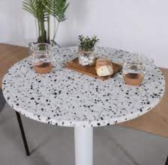 Handgefertigte weiße Terrazzo-Tischplatte: Individuelle runde Couchtisch-, Ess- oder Barthekenplatte, weißer Tisch, moderne Möbel