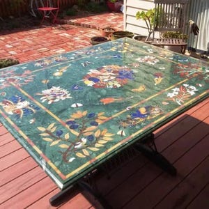 Groen marmeren eettafel tafelblad halfedelsteen inlegwerk handgemaakte woondecoratie