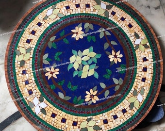 Piano del tavolo in marmo con mosaico floreale: decorazione artistica intarsiata fatta a mano
