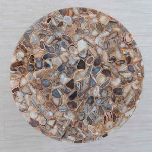 Könnte beinhalten: Runder Agat-Tischplatte mit einem Mosaik aus braunen, beigefarbenen und grauen Agatsteinen.