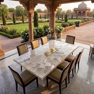 Puede incluir: Una mesa de comedor rectangular con una superficie de piedra blanca con patrón de rayos de sol y una placa dorada que dice Royalhandicrafts. La mesa está rodeada por ocho sillas con marcos de madera oscura y asientos beige.