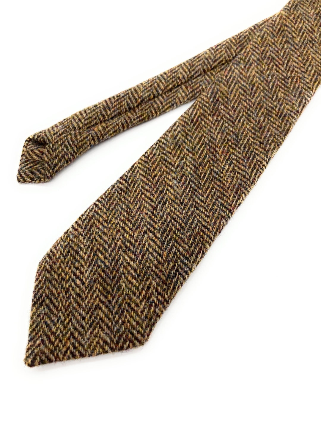 what color tie to wear with black shirt