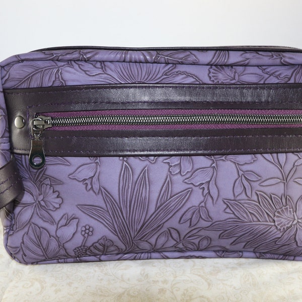 Dopp / Articles de toilette / Cosmétique / Sac accessoire dans un joli cuir violet faux en relief avec garniture en cuir violet aubergine réel.