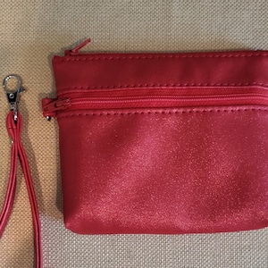 Cartera de mano, monedero y bolso con cremallera de color rojo brillante con dos compartimentos con cremallera. Piel sintética brillante. Forro de nailon rojo. 6" x 5" x 1".