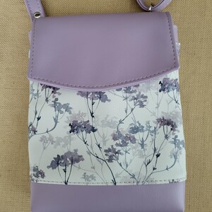 Bolso bandolera multibolsillos apto para móvil con delicado estampado floral y piel sintética color lavanda.
