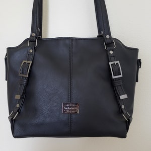 Bolso bandolera o cartera de diseño elegante y espacioso de color negro