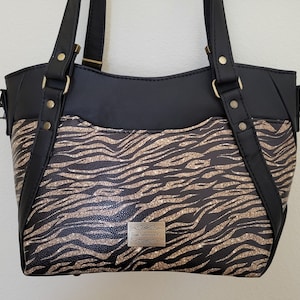 Hermoso diseño de piel de tigre en este bolso/cartera/bolso de hombro/bandolera con múltiples bolsillos y correa cruzada extraíble. 11" x 9" x 5"