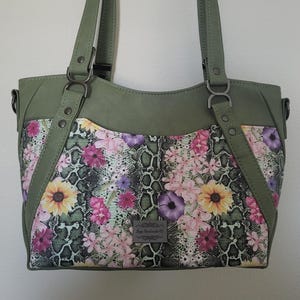 Elegante bolso/cartera/bolso de hombro/bandolera de piel de serpiente con diseño floral verde, con múltiples bolsillos y fácil acceso al teléfono móvil. 11" x 9"
