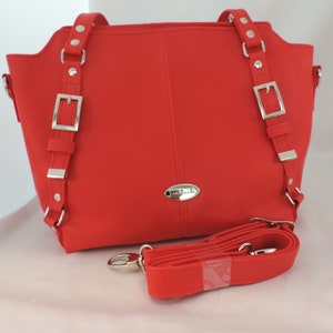 Bolso bandolera o cartera de diseño llamativo en color rojo