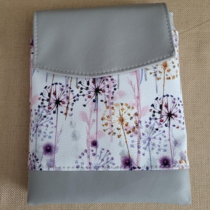 Bolso bandolera multibolsillos apto para móvil con delicado estampado de diente de león y piel sintética color gris.