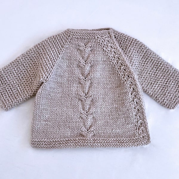 Premier modèle de cardigan à tricoter pour bébé, haut en tricot bébé unisexe, tricot de bébé facile à enfiler, cardigan à tricoter pour bébé sans couture