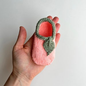 Sweet Peach Baby Slippers Pattern 0-3 m, Newborn Knitting Slippers, Cozy Baby Booties, First size socks, Yarn Wool Socks