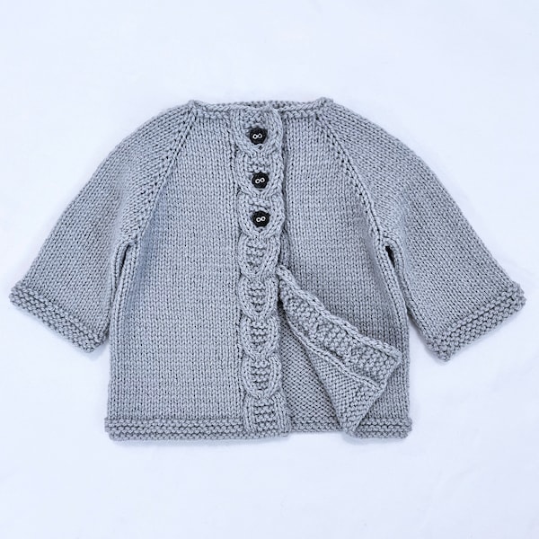 Baby Strickjacke mit Zopfmuster Muster 0-3, 3-6, 6-9, 9-12, 12-18, 18-24 Meter, Easy Baby Knit, Quick Knitting Project, Unisex Baby Strickjacke