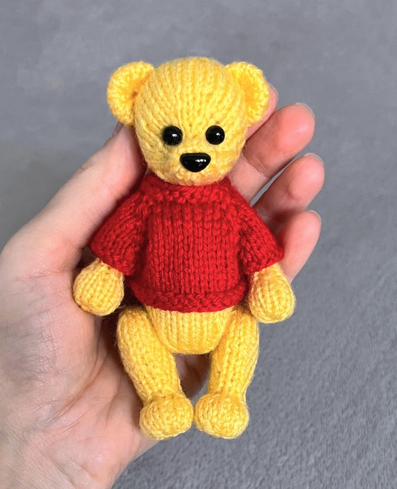 丸いミニテディの編み図、ぬいぐるみの編み物、セーターを着たクマの