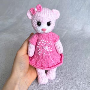 Ein kleiner Teddy im Kleidchen, PDF Strickmuster AUF 2 NADELN, Stofftier stricken, Stofftier stricken