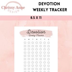 以下が含まれることがあります： ピンクの水彩画の背景と「Devotion Weekly Tracker」というテキストが書かれた、8.5 x 11 インチの印刷可能な週間の献身トラッカー。トラッカーには、週の各曜日用の円のグリッドがあります。