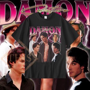Puede incluir: Camiseta negra con un estampado gráfico de un grupo de hombres con la palabra "DAMON" en letras rosas encima.