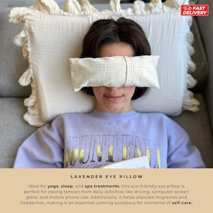Close-up of the flaxseed and lavender filling inside the eye pillow, highlighting its natural and aromatic ingredients.