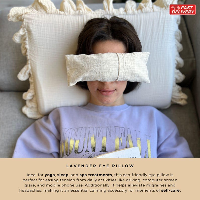Close-up of the flaxseed and lavender filling inside the eye pillow, highlighting its natural and aromatic ingredients.