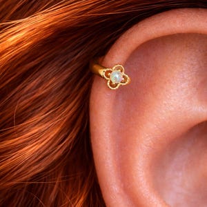 Aro de ópalo para cartílago, flor delicada, pequeño pendiente para hélix superior, piedra natal de octubre, aro de plata de ley en oro de 18 quilates, regalos de joyería de primavera.