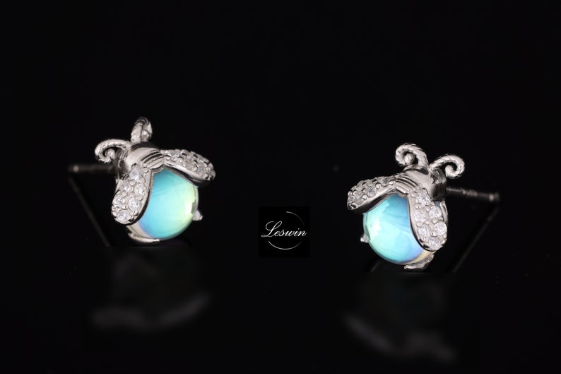 Boucles doreilles en argent pour filles, boucles doreilles en opale libellule, boucles doreilles en pierre de naissance, adorable étalon animal, boucles doreilles pour enfants mignonnes, goujon dinsectes minimaliste Moonstone Firefly